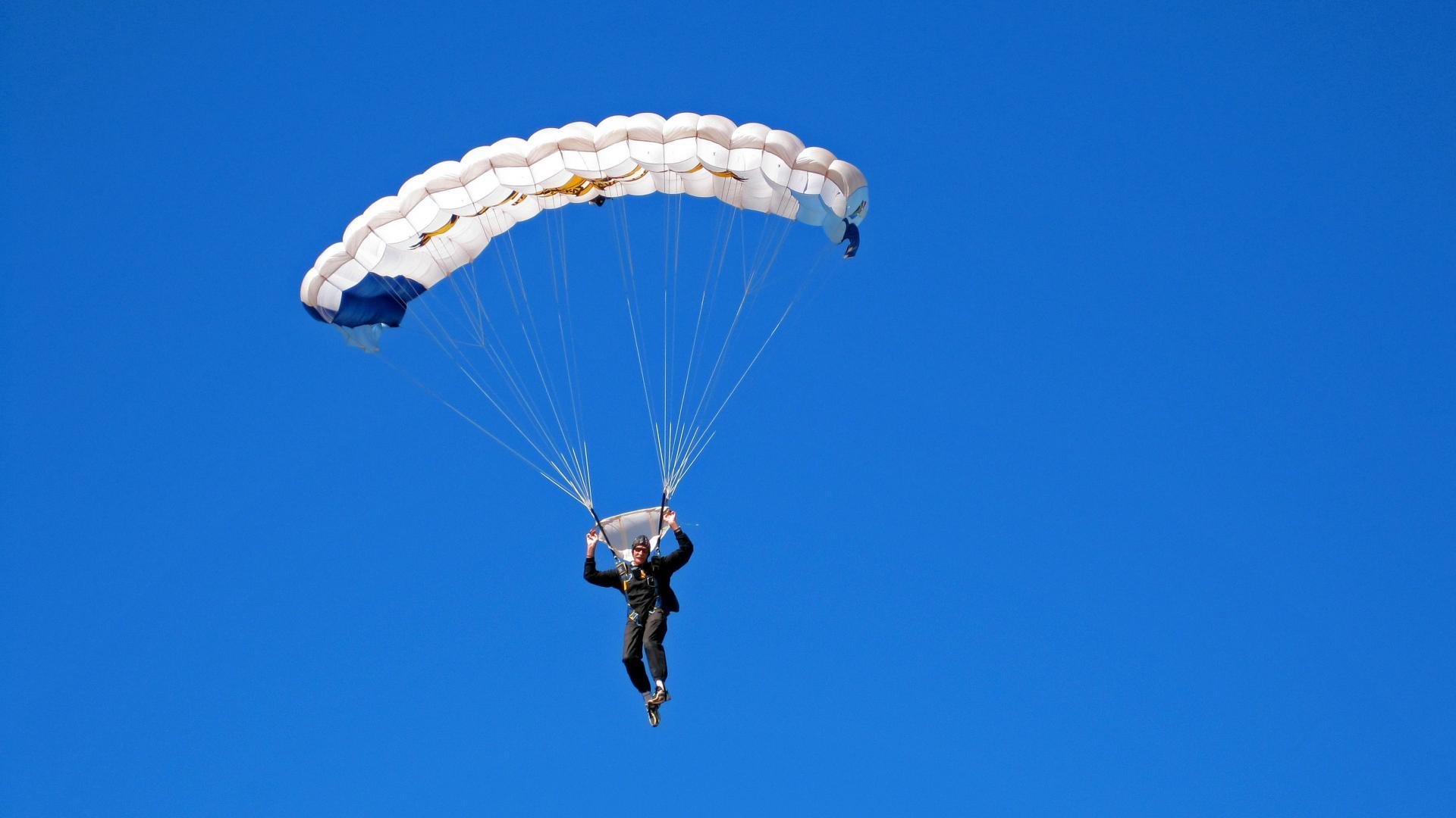 最后一圈，F1争冠夜的引擎嘶吼与文班亚马的地板球哲学